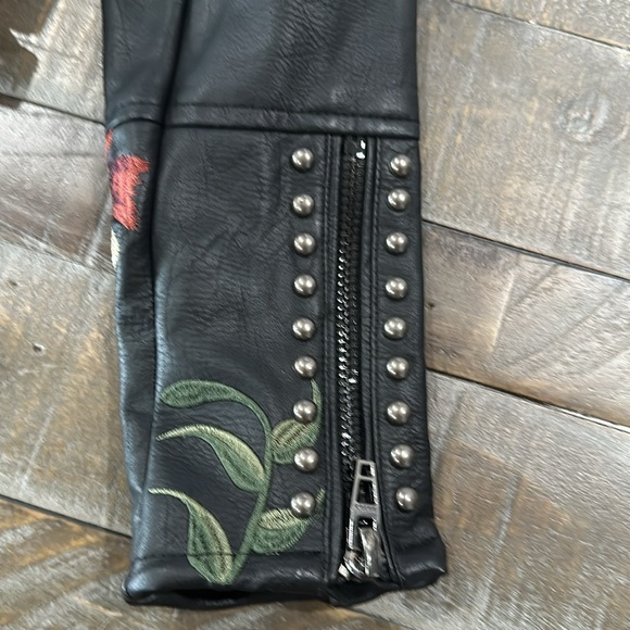 NWT - NYC Black Floral Embroidered Studded Vegan Faux Leather Moto Jacket - S - Picture 4 of 12